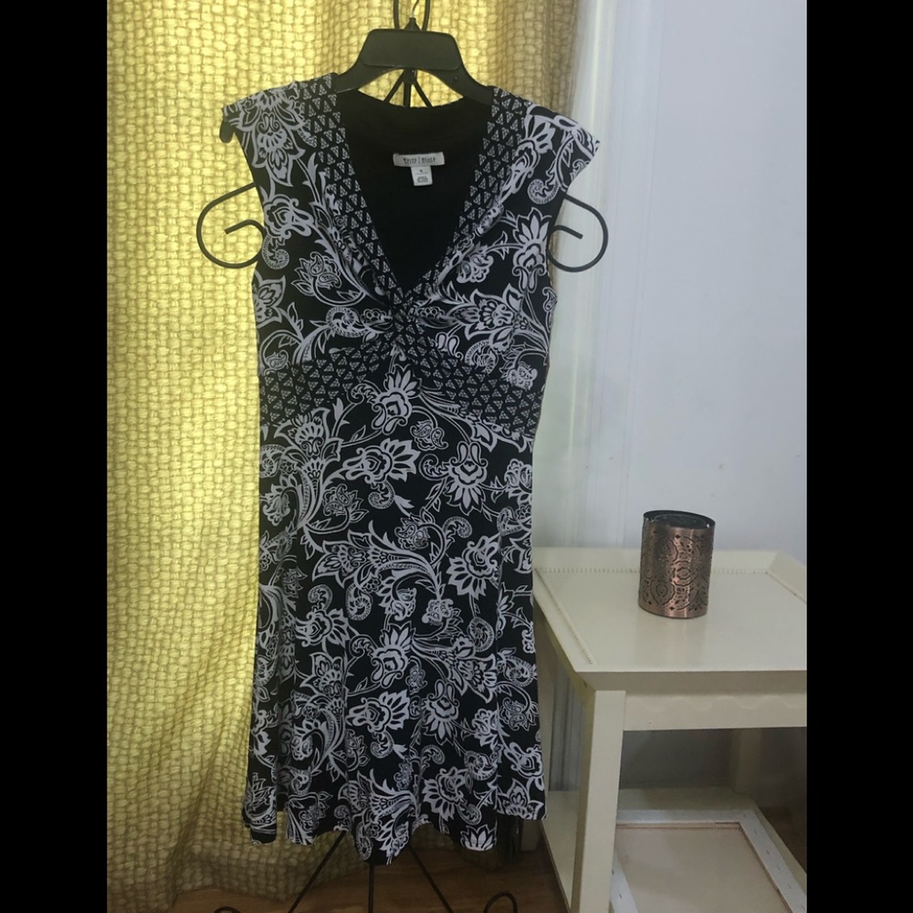 🌼3/$30🌼 WHBM black and white floral dress Size 4